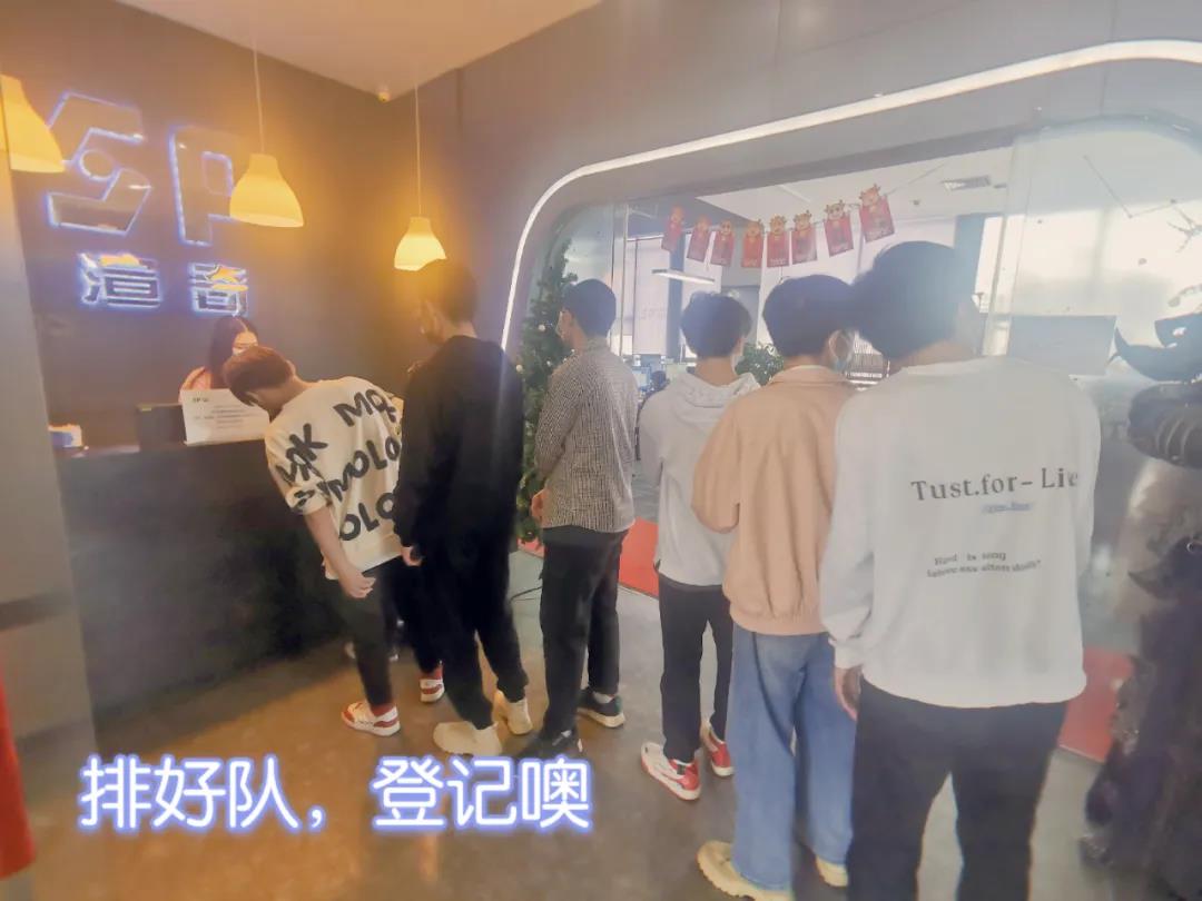 ▲參觀(guān)武漢渲奇數字科技有限公司
